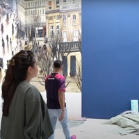 Raffi mengatakan jika restoran tersebut bergaya ala Eropa. Di dalamnya terdapat salah satu dinding yang dilukis dengan gambar-gambar gedung dan orang-orang berlalu lalang, seperti suasana di Eropa. Foto: YouTube/Rans Entertainment