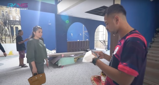 Bagian dalam restoran tampak didominasi oleh warna biru dan coklat. Hampir selesai dibangun, restoran tersebut rencananya akan buka di bulan Ramadhan. Foto: YouTube/Rans Entertainment