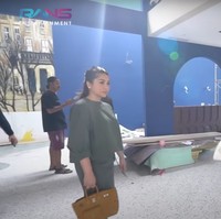 Bagian dalam restoran tampak didominasi oleh warna biru dan coklat. Hampir selesai dibangun, restoran tersebut rencananya akan buka di bulan Ramadhan. Foto: YouTube/Rans Entertainment