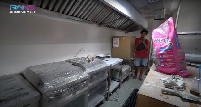 Bagian dapur di restoran tersebut juga tampak sudah cukup lengkap dengan kompor-kompor yang sudah tersusun di sana. Berlokasi di Bintaro, Raffi juga sempat menyebut jika Irwansyah lah yang mencarikan tempat lokasi restorannya tersebut. Foto: YouTube/Rans Entertainment