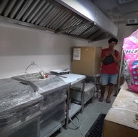 Bagian dapur di restoran tersebut juga tampak sudah cukup lengkap dengan kompor-kompor yang sudah tersusun di sana. Berlokasi di Bintaro, Raffi juga sempat menyebut jika Irwansyah lah yang mencarikan tempat lokasi restorannya tersebut. Foto: YouTube/Rans Entertainment