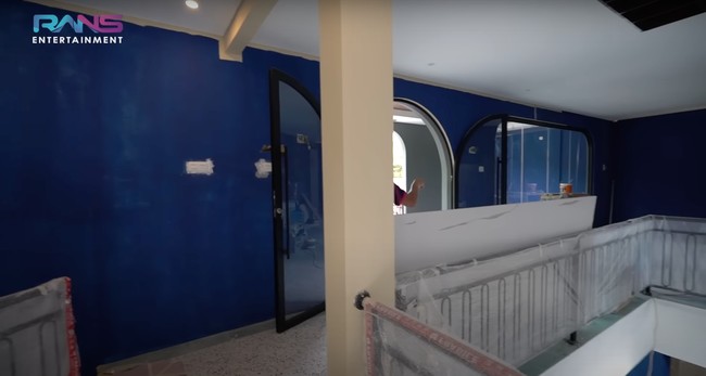 Restoran tersebut terdiri dari dua lantai. Begini penampakan lantai dua restoran yang tampak cukup luas dan didominasi oleh warna yang sama, yaitu biru dan coklat. Foto: YouTube/Rans Entertainment