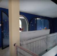 Restoran tersebut terdiri dari dua lantai. Begini penampakan lantai dua restoran yang tampak cukup luas dan didominasi oleh warna yang sama, yaitu biru dan coklat. Foto: YouTube/Rans Entertainment