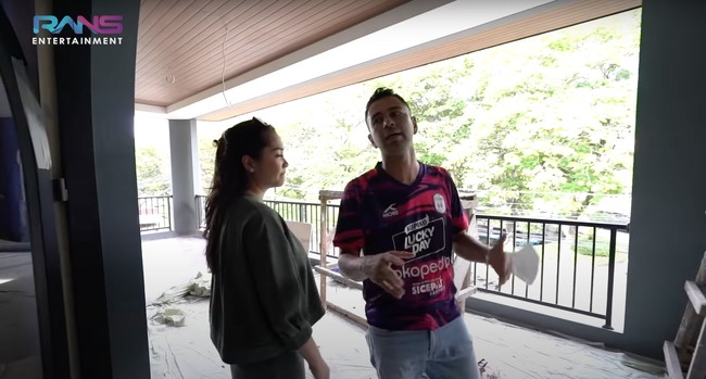 Restoran tersebut juga memiliki ruangan outdoor yang cukup luas. Raffi memperkirakan jika restorannya itu akan muat hingga 50 meja untuk pengunjung. Foto: YouTube/Rans Entertainment