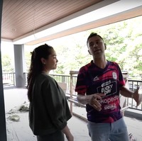 Restoran tersebut juga memiliki ruangan outdoor yang cukup luas. Raffi memperkirakan jika restorannya itu akan muat hingga 50 meja untuk pengunjung. Foto: YouTube/Rans Entertainment