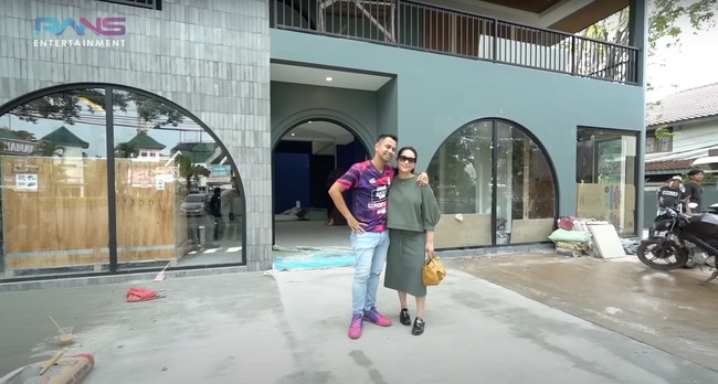 Melalui akun YouTube pribadinya Raffi Ahmad dan Nagita tampak memamerkan restoran mewah pemberiannya untuk mama Amy yang sudah hampir selesai dibangun. Dari luar restoran tersebut tampak didominasi warna hitam dan abu-abu. Foto: YouTube/Rans Entertainment