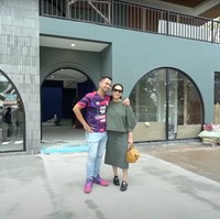 Melalui akun YouTube pribadinya Raffi Ahmad dan Nagita tampak memamerkan restoran mewah pemberiannya untuk mama Amy yang sudah hampir selesai dibangun. Dari luar restoran tersebut tampak didominasi warna hitam dan abu-abu. Foto: YouTube/Rans Entertainment