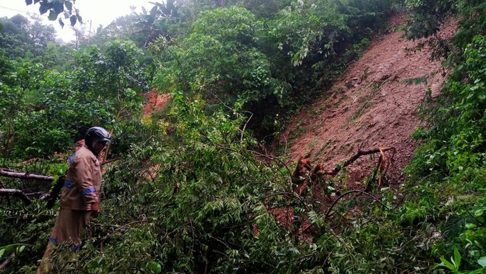 Ruas jalan di Wae Kaung, Kecamatan Cibal Barat, Kabupaten Manggarai, Nusa Tenggara Timur tertimbun longsor akibat hujan deras. (Istimewa)