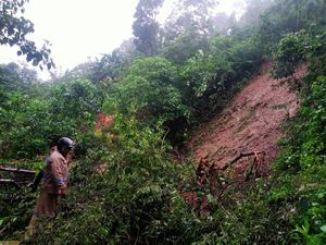 Longsor di Manggarai, Jalur Transportasi Lumpuh
