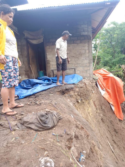 Rumah milik Robertus Nudin di Desa Compang Cibal, Kecamatan Cibal Barat, Kabupaten Manggarai, Nusa Tenggara Timur terancam ambruk karena longsor. (istimewa)