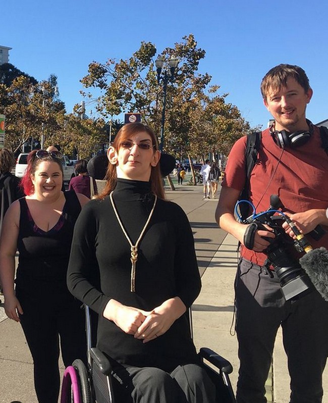 “Ini bukan perjalanan yang mudah. Aku tidak punya teman karena aku sangat  berbeda dengan anak-anak seusiaku tetapi aku berhasil,” ungkapnya. “Orang tua adalah dukungan terbesarku dan aku memiliki guru yang luar biasa,” tambahnya. Foto: dok. Instagram/@rumeysagelgi