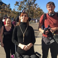 “Ini bukan perjalanan yang mudah. Aku tidak punya teman karena aku sangat  berbeda dengan anak-anak seusiaku tetapi aku berhasil,” ungkapnya. “Orang tua adalah dukungan terbesarku dan aku memiliki guru yang luar biasa,” tambahnya. Foto: dok. Instagram/@rumeysagelgi