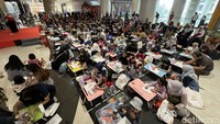 Tampak ratusan anak berusia 4 tahun, 5 tahun dan 6 tahun antusias mewarnai bersama dengan didampingi orang tuanya. Peserta mewarnai dari seputaran Jaktim dan Bekasi.