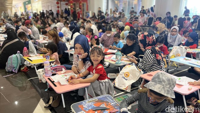 300-an anak mengikuti acara Cikal Warna Warni yang digelar SD Cikal Setu, Jaktim. Acara yang menggelar berbagai aksi itu digelar di TSM Cibubur.