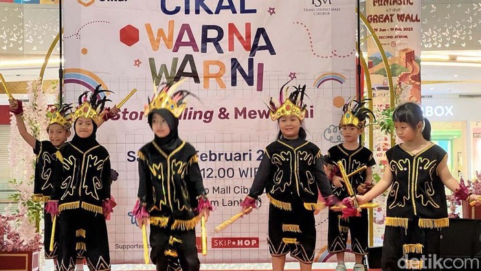 Saat Ratusan Anak Meriahkan Cikal Warna Warni di TSM Cibubur 300-an anak mengikuti acara Cikal Warna Warni yang digelar SD Cikal Setu, Jaktim. Acara yang menggelar berbagai aksi itu digelar di TSM Cibubur.