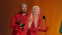 Kim Petras tampak sangat emosional saat memenangkan piala Grammy Awards 2023 bersama Sam Smith. Chris Pizzello/Invision/AP/Chris Pizzello
