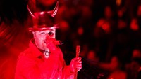 Dengan dandanan full merah dan topi bertanduk, Sam Smith bergaya seperti iblis kala membawakan Unholy. REUTERS/MARIO ANZUONI