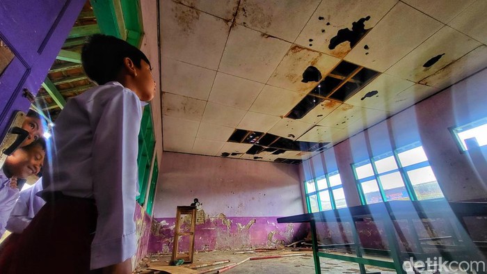 SDN 1 Tipar di Kecamatan Simpenan, Kabupaten Sukabumi rusak parah, ada dua kelas yang kondisinya sudah memprihatinkan.