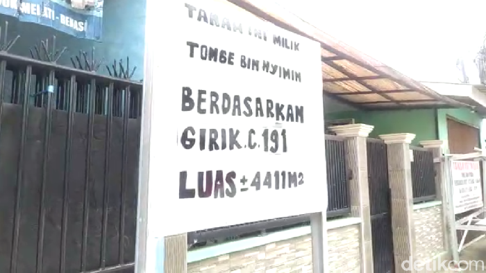 Sejumlah rumah warga di Jatiwarna, Bekasi, Jawa Barat dipasangi patok tanah oleh Bripka Madih. Begini kondisinya. (Kadek ML/detikcom)