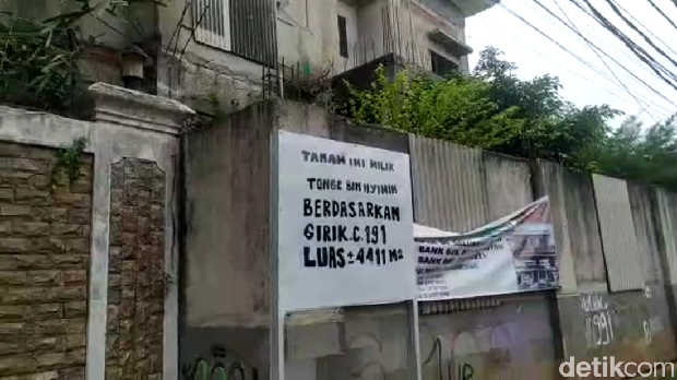 Sejumlah rumah warga di Jatiwarna, Bekasi, Jawa Barat dipasangi patok tanah oleh Bripka Madih. Begini kondisinya. (Kadek ML/detikcom)