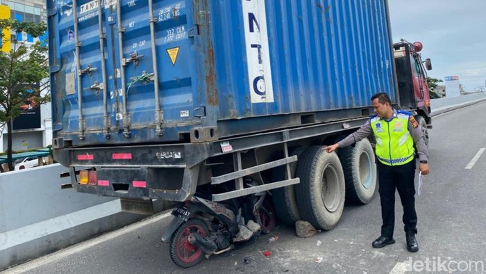 Sepeda motor masuk ke kolong truck di flyover Mal SKA Pekanbaru