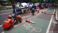 Selain itu, jalur sepeda yang menyerobot jalur kendaraan roda dua dan roda empat membuat jalan makin sempit. 