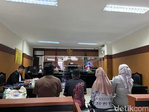 Isak Tangis Anak Korban Pembunuhan Dukun Sadis Sukabumi di Sidang