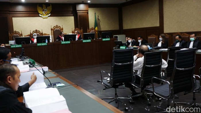 Surya Darmadi menjalani sidang tuntutan di Pengadilan Negeri Jakarta Pusat, Senin (6/2/2023).