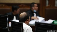 Jaksa juga membebankan Surya Darmadi untuk membayar uang pengganti atas perekenomian negara sebesar Rp 73,9 triliun.