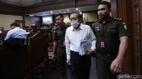 Surya Darmadi meninggalkan Pengadilan Tipikor usai sidang tuntutan.