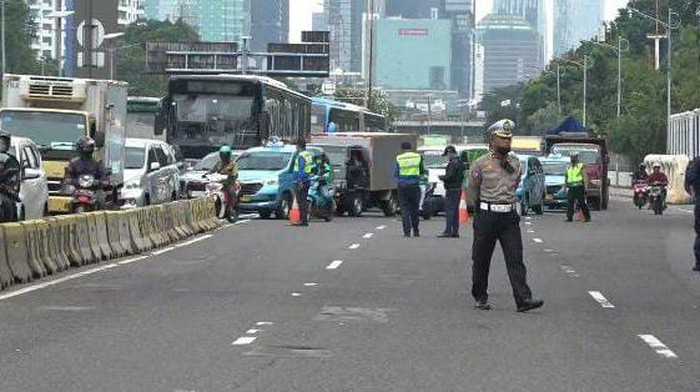 Situasi lalu lintas di depan DPR, Senin (6/2/2023)-Rumondang-detikcom