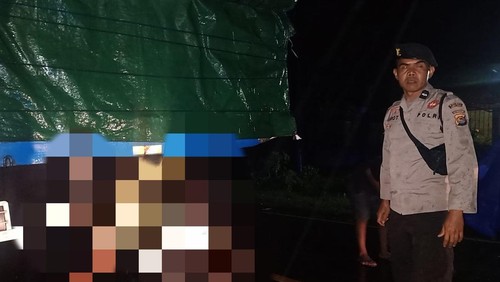 Dua pengendara asal Lombok Timur tabrak bagian belakang bak Fuso di jalan lintas Kabupaten di Desa Mantang, Kecamatan Batukliang, Kabupaten Lombok Tengah.