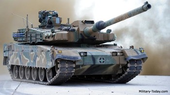 K2 Black Panther Korea: Black Panther adalah salah satu tank tempur tercanggih, mengalahkan apapun tank Korut atau China, juga mahal. Pengiriman tank K2 Black Panther dimulai ke Angkatan Darat Korsel tahun 2016. Tank ini menggunakan lapis baja komposit tipe rahasia dan modul lapis baja reaktif eksplosif. Tingkat perlindungannya secara umum mirip dengan M1A2 Abrams. Ia dipersenjatai meriam tank 120 mm/L55 Jerman, serupa dengan yang digunakan pada Leopard 2A6 dan 2A7 Jerman. Black Panther dilengkapi mesin diesel yang kuat dan cepat. Foto: Military today