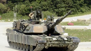 Abrams M1A2SEP Amerika Serikat: Tank ini memiliki teknologi dan armor luar biasa yang telah terbukti dalam berbagai pertempuran. Ini adalah salah satu tank tempur utama paling ditakuti. M1A2 SEP v3 adalah versi terbaru yang digunakan oleh AD AS. M1A2 SEP punya perlindungan signifikan terhadap semua senjata anti tank terkenal. Tank tempur utama ini menggunakan lapis baja canggih, diperkuat lapisan depleted uranium. Daya tembak dan akurasinya sedikit lebih rendah dari Leopard 2A7 atau K2 Black Panther karena meriam smoothbore 120 mm/L44 yang lebih pendek. Mesin turbin gasnya yang kompleks punya kinerja baik, tetapi butuh perawatan luar biasa, dukungan logistik, dan haus bahan bakar. Foto: Military today