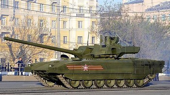 Armata Rusia: Sebenarnya Armata belum produksi massal. Meski begitu sejumlah kecil prototipe pra produksi sudah dibuat, sering terlihat saat parade militer di Rusia. Armata adalah tank tempur utama Rusia generasi baru, pertama kali diungkap tahun 2015. Speknya rahasia, namun Armata mungkin jadi salah satu tank paling terlindungi di dunia. Ini memiliki pelindung dasar yang baru dikembangkan, terbuat dari baja, keramik, dan material komposit. Kabarnya, Armata juga akan dilengkapi dengan sistem proteksi aktif baru, yang saat ini sedang dikembangkan. Foto: Military today