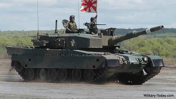 Type 90 Jepang: Tank Type 90 Jepang dikembangkan Mitsubishi Heavy Industries bekerja sama dengan produsen tank Jerman Krauss-Maffei dan MaK. Ia memiliki sejumlah kemiripan eksternal dengan Leopard 2 Jerman. Type 90 dipersenjatai dengan meriam smoothbore 120 mm Rheinmetall Jerman, yang diproduksi di Jepang dengan lisensi. Fitur tidak biasa dari Type 90 adalah tank ini dilengkapi dengan sistem pemuatan amunisi otomatis yang dipasang di bustle. Pemuat otomatis memungkinkan untuk mengurangi awak menjadi 3 orang. Fitur lain yang tidak biasa dari tangk ini adalah suspensi hidropneumatik. Foto: Military today