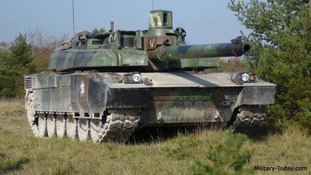 Lecrec Prancis: Tank tempur utama Prancis ini mulai beroperasi tahun 1992. Sejumlah fitur desain Leclerc kemudian digunakan tank Barat lain. Ia memiliki lapis baja komposit canggih dengan tambahan lapis baja modular. Tingkat perlindungan dapat disesuaikan sesuai ancaman. Turret dan atap lambung dirancang untuk menahan amunisi serangan atas. Namun dalam hal perlindungan, Leclerc tidak dapat menandingi tank seperti M1A2 Abrams AS atau British Challenger 2. Tank ini dipersenjatai dengan meriam 120 mm/L52. MBT ini dioperasikan oleh tiga awak dan dilengkapi dengan sistem pemuatan amunisi otomatis. Ia memiliki probabilitas kena yang tinggi terhadap target diam dan bergerak. Foto: Military today