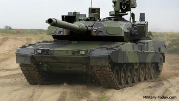 Leopard 2 Jerman: Leopard 2 adalah tank tempur utama Jerman yang tangguh, diperkenalkan tahun 1979 dan terus ditingkatkan kemampuannya. Selama berbagai kompetisi, Leopard 2 mengungguli M1A2 SEP Amerika, Challenger 2 Inggris, Leclerc Prancis, dan tank lain dalam kinerja keseluruhan. Leopard 2A7A1 adalah versi terbaru, terlindungi dengan baik dalam perang konvensional dan perkotaan dengan konstruksi pelindung baja yang dilas dengan pelindung komposit di depan. Tank ini dilengkapi kit lapis baja komposit pasif dengan lapis baja pasif generasi terbaru. Kabarnya ia juga memakai bahan baru, termasuk nano-keramik. Foto: Military today