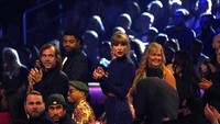 Taylor Swift memberikan selamat untuk kemenangan Sam Smith. Chris Pizzello/Invision/AP/Chris Pizzello