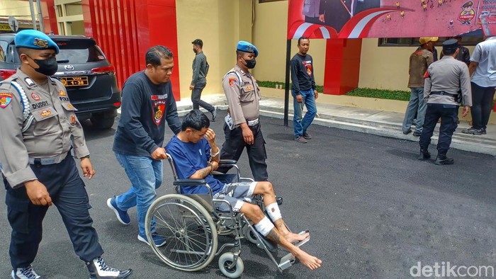Tersangka pembunuhan duduk di kursi roda usai kedua kakinya didor polisi