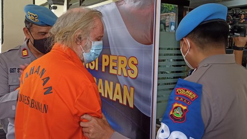 Tersangka pencabulan, JS, yang kini ditahan di Polres Tabanan tidak mengakui perbuatannya dan menyebut dirinya sudah difitnah, Senin (6/2/2023). (chairul amri simabur/detikBali)