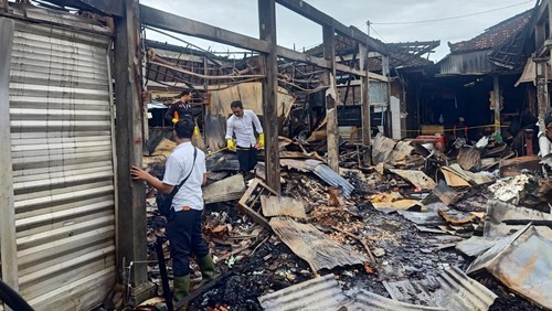 Tim Inafis Polres Jembrana melakukan olah tempat kejadian (TKP) di lokasi terjadinya kebakaran Pasar Adat Lelateng, Kecamatan Negara, Jembrana, Bali, Senin (6/2)2023). (I Putu Adi Budiastrawan/detikBali).