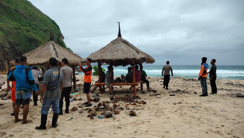 Tim SAR bersama kepolisian dan masyarakat nelayan berupaya melakukan pencarian korban terseret ombak di Teluk Ujung Taman Wisata Alam (TWA) Gunung Tunak, Lombok Tengah, NTB.