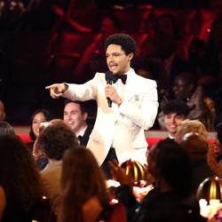 Gak Takut! Travor Noah Sentil Donald Trump di Panggung Grammy Awards