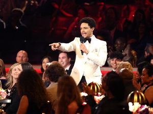 Gak Takut! Travor Noah Sentil Donald Trump di Panggung Grammy Awards