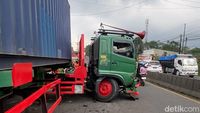 Truk Kontainer Tabrak 2 Motor-Mobil Di Bergas Semarang, Lalin Macet