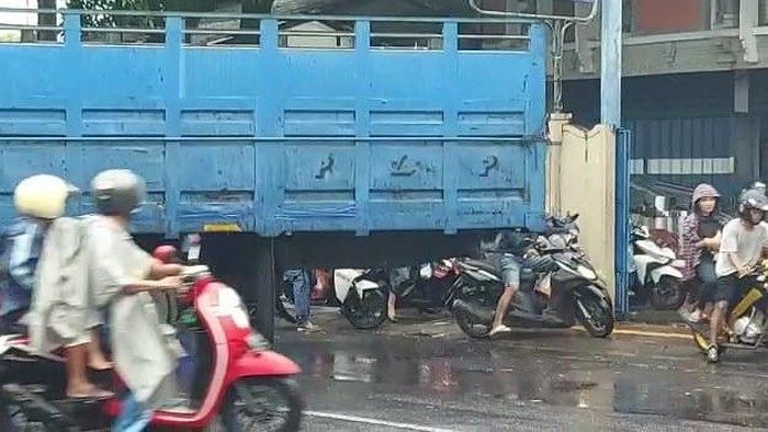 Truk pengangkut bahan bangunan mogok di tengah jalan Sesetan, Denpasar, Bali, Senin (6/2/2023).