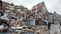Gempa berkuatan M 7,8 yang mengguncang Turki dan Suriah, Senin malam waktu setempat membuat suasana mencekam. Bangunan-bangunan runtuh, ribuan orang tewas. (Foto: via REUTERS/IHLAS NEWS AGENCY (IHA)