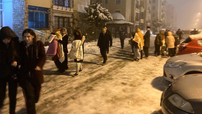 Usai Diguncang Gempa, Warga Turki Terjebak Udara Dingin Mencekam GAZIANTEP, TURKIYE - FEBRUARY 6: Residents waiting outside after the earthquake on February 6, 2023 in Gaziantep, Turkiye. Search and rescue works continue in the areas. The 7.4 magnitude earthquake jolted TurkiyeΓ’s southern province of Kahramanmaras early Monday, according to TurkiyeΓ’s Disaster and Emergency Management Authority (AFAD). It was followed by a magnitude 6.4 quake that struck southeastern Gaziantep province. A third earthquake with a 6.5 magnitude also hit Gaziantep. (Photo by Adsiz Gunebakan/Anadolu Agency via Getty Images)