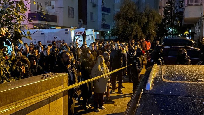 Usai Diguncang Gempa, Warga Turki Terjebak Udara Dingin Mencekam ADANA, TURKIYE - FEBRUARY 6: Residents look towards the destroyed building in Guzelyali neighborhood of Cukurova district after the earthquake on February 6, 2023 in Adana, Turkiye. Search and rescue works continue in the areas. The 7.4 magnitude earthquake jolted TurkiyeΓ’s southern province of Kahramanmaras early Monday, according to TurkiyeΓ’s Disaster and Emergency Management Authority (AFAD). It was followed by a magnitude 6.4 quake that struck southeastern Gaziantep province. A third earthquake with a 6.5 magnitude also hit Gaziantep. (Photo by Eren Bozkurt/Anadolu Agency via Getty Images)